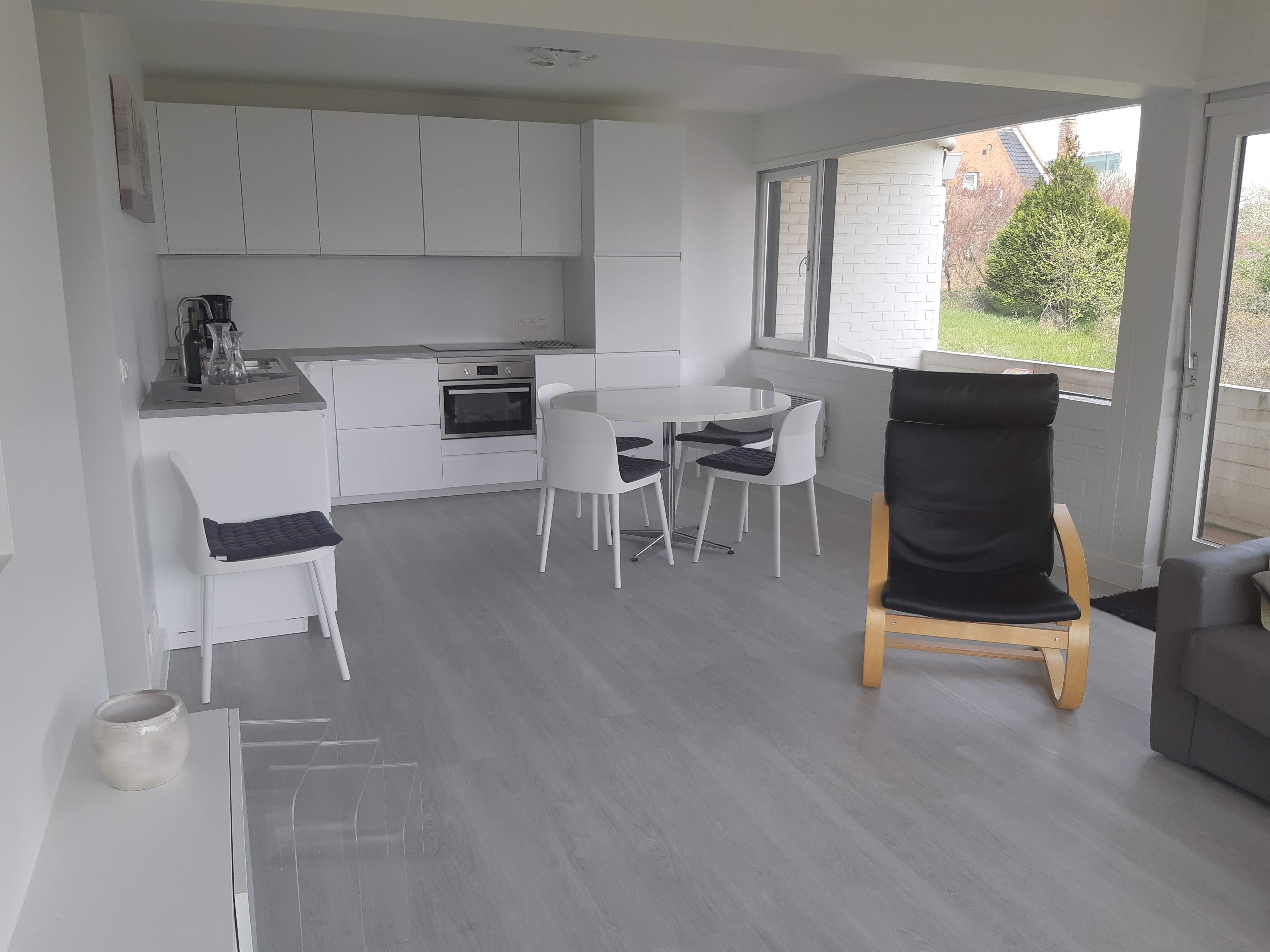 Woonkamer en keuken - open living space met zijdelings zeezicht